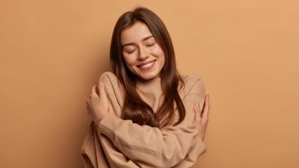 Mujer abrazandose