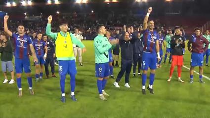 Los futbolistas del Extremadura celebrando el triunfo