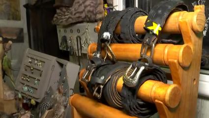 Cinturones fabricados con llantas de bicicletas