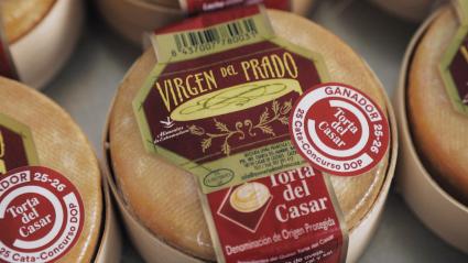 Tortas del Casar en una quesería 