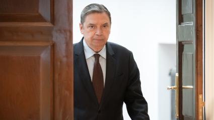 El ministro de Agricultura, Pesca y Alimentación, Luis Planas, ofrece una rueda de prensa tras la detección de seis casos de peste porcina africana en animales silvestres