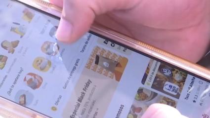 Una joven pide comida a domicilio a través de una aplicación móvil