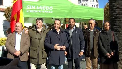 El secretario general de Vox, Ignacio Garriga, junto al candidato a la presidencia de la Junta de Extremadura, Óscar Fernández, durante una visita a Badajoz