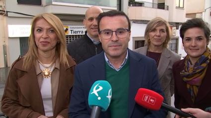 Miguel Ángel Gallardo, el secretario general del PSOE de Extremadura, atiende a los medios de comunicación