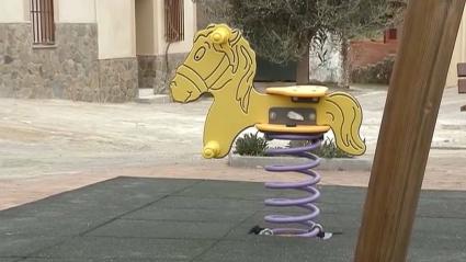 Parque infantil vacío en un pueblo de Extremadura