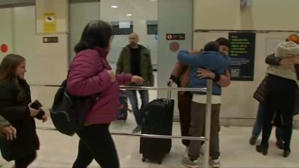 Reencuentros en el aeropuerto de Badajoz en Nochebuena