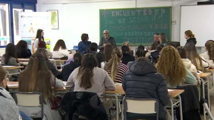 Encuentro entre alumnos de Formación Profesional Dual y empresas en el Instituto Santa Eulalia