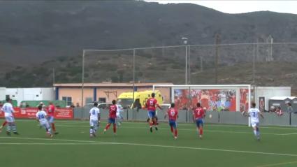 Lance del juego durante el partido entre el Extremadura y el Deportiva Minera