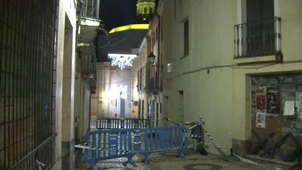 Calle Moreno Zancudo, de Badajoz, cortada tras el derrumbe de parte de la cornisa de un edificio vacío