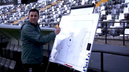 Miguel Ángel Ávila, entrenador del CD Badajoz, en el estadio Nuevo Vivero