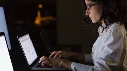 Mujer en un pc portatil