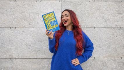 Marta Trillo con el liro en la mano