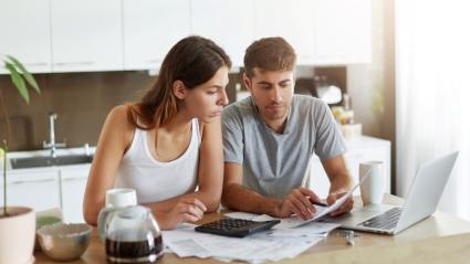 pareja observa docuemntos legales