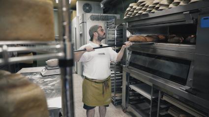 Panadero horneando pan