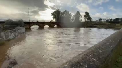 Puente Viejo de Alconchel durante las lluvias de la Borrasca Leonardo