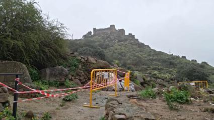 Desprendimiento en la ladera del castillo de Burguillos del Cerro