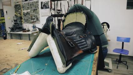 Silla de montar en el taller de un guarnicionero