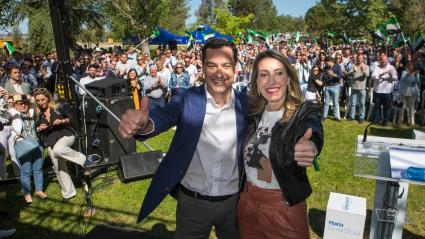 El presidente de la Junta de Andalucía, Juan Manuel Moreno Bonilla, y la presidenta en funciones de la Junta de Extremadura, María Guardiola, en una imagen del 16 de abril de 2023 en Mérida