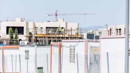 Varios obreros trabajando en la construcción de viviendas - Imagen de archivo