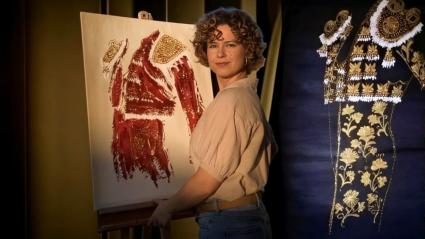 Sofia con dos de sus obras 