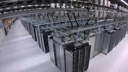 Interior de un macrocentro de datos en una imagen de archivo