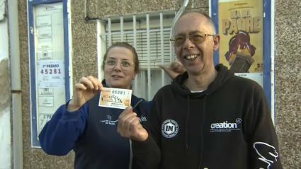 Ana Belén y José, propietarios de la Administración, muestran un décimo agraciado