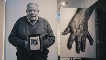 Fotografías en una exposición sobre colonos