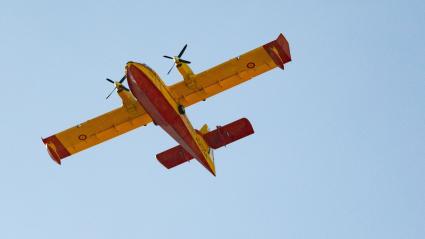 Un avión anfibio apaga fuego del Ejército de Aire en una imagen de archivo