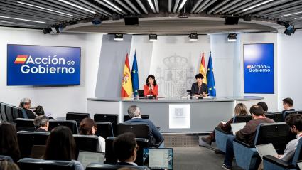 La ministra de Igualdad, Ana Redondo, y la ministra de Inclusión, Seguridad Social y Migraciones de España, Elma Saiz