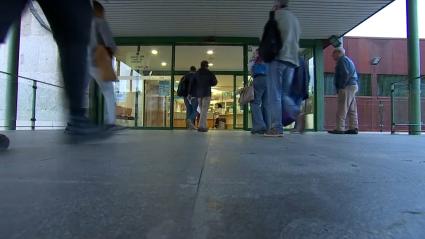 Extremeños acceden a un centro de salud de la región en una imagen de archivo