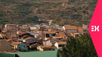 ‘El sol sale por el oeste’ regresa a Jarilla para escuchar a los afectados por los incendios un año después