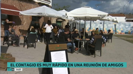 Grupo de personas tomando algo en una terraza de bar respetando la distancia de seguridad