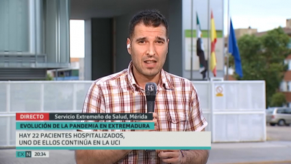 Sergio Blasco informa desde la puerta del Servicio Extremeño de Salud