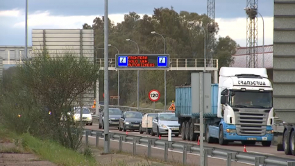 Vehículos circulando hacia España en la zona de control en la frontera con Portugal durante su cierre por la crisis sanitaria.