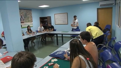 Jóvenes participando en un taller de magia en IFEBA. Una de las actividades de Vive la Noche 2019.