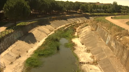 Cauce del arroyo Rivillas a su paso por Badajoz. Lleva muy poca agua, que se ve sucia.