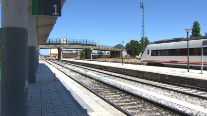 La estación de trenes de Badajoz volverá a tener un trayecto diario de ida y vuelta con Madrid.  Un tren ya espera en la estación de Badajoz para recuperar la conexión ferroviaria con la capital de España.