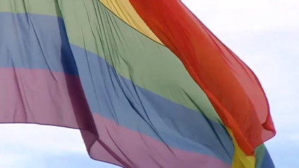 Bandera arcoíris ondeando en Extremadura