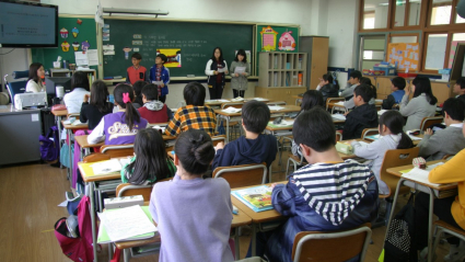 Alumnos atienden en un aula 