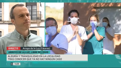 Imagen del alcalde de Arroyo de la Luz y unas enfermeras aplaudiendo