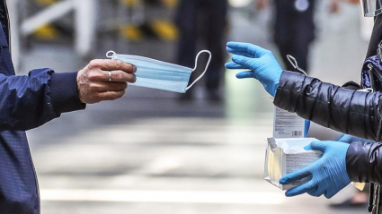 Entrega de mascarillas en una ciudad europea