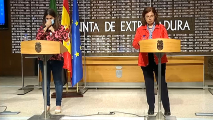 La portavoz y la vicepresidenta primera de la Junta de Extremadura durante la presentación del decreto para la nueva normalidad