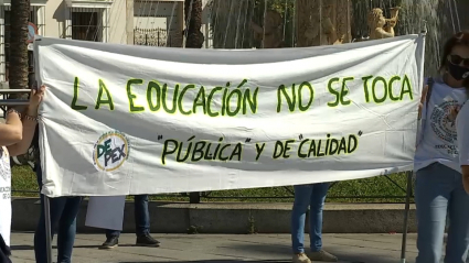Manifestantes con una pancarta en la que puede leerse: "La Educación no se toca. Pública y de calidad"