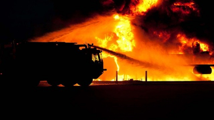 Bomberos extinguen un incendio.