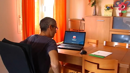 Hombre teletrabajando