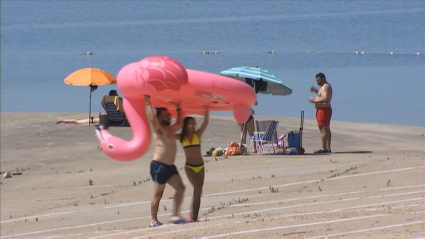 Primeros bañistas de la temporada que se han acercado a la playa de Orellana.