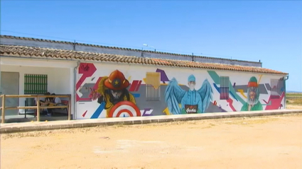 Mural en el que puede verse a bomberos, sanitarios y superhéroes