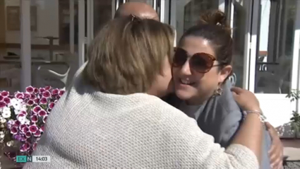 Abrazo entre familiares