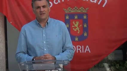 el alcalde de Coria presentando los actos alternativos de San Juan