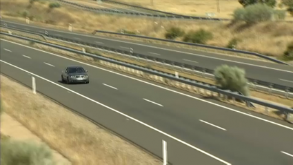 Un coche circula por la autovía A-58